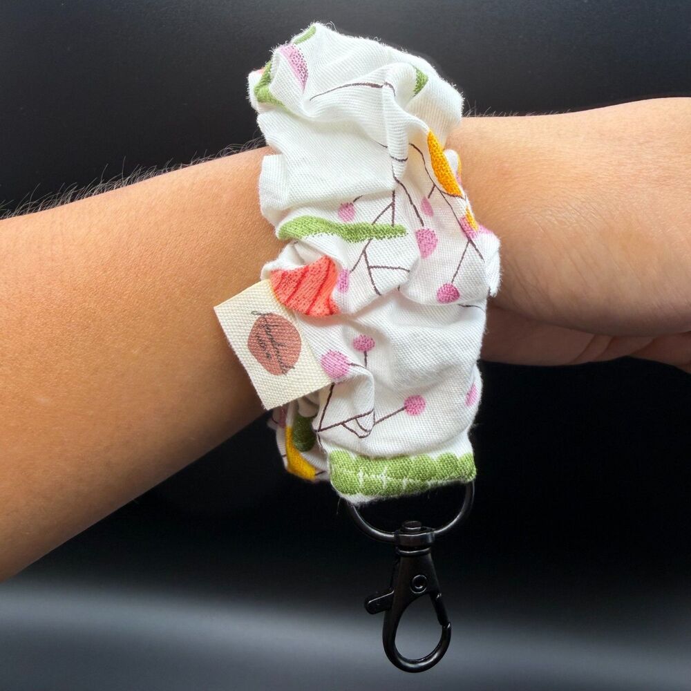 Handmade One Size Scrunchie Key Fob Wristlet Womens White Floral Cotton Keychain